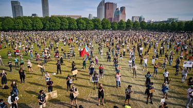 Foto van de demonstratie in Den Haag waarbij iedereen netjes op anderhalve meter afstand staat
