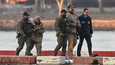 epa12628902 Captured Venezuelan President Nicolas Maduro and his wife, Cilia Flores, arrive at the Wall Street Heliport during their transport to the federal courthouse for their arraignment in New York, New York, USA, 05 January 2026.  EPA/Stringer