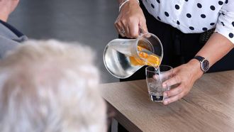OUDDORP - Het personeel zorgt voor extra drinken in een verzorgingstehuis. Het tehuis heeft maatregelen genomen vanwege dagen met temperaturen die tot boven de dertig graden stijgen. RAMON MANGOLD / ANP