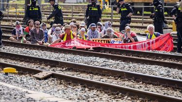 UTRECHT - Demonstranten van Extinction Rebellion (XR) tijdens een spoorblokkade op Utrecht Centraal. De actiegroep eisen met een spoorblokkade dat het kabinet-Jetten per direct sancties instelt tegen Israël. JEROEN JUMELET / ANP