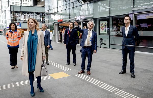 Op de foto Roger van Boxtel die premier Rutte en staatssecretaris Van Veldhoven over de coronamaatregelen op stations vertelt.