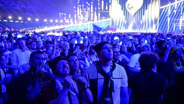Fans react during the voting round for the final at the end of the first semi-final of the Eurovision Song Contest 2026 (ESC) at Wiener Stadthalle in Vienna, Austria on May 12, 2026. 
Tobias SCHWARZ / AFP