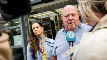 DEN BOSCH - Peter Gillis staat in aanwezigheid van zijn vriendin Wendy van Hout de pers te woord bij de rechtbank waar een uitspraak in de rechtszaak tegen hem volgt. De ondernemer en realityster wordt verdacht van meerdere mishandelingen van zijn ex-partner Nicol Kremers. Ook wordt er uitspraak gedaan in een fraudezaak tegen Gillis. ROB ENGELAAR / ANP