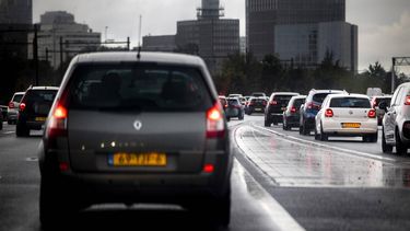 AMSTERDAM - File op de A10 tijdens de avondspits. Veel mensen pakken vanwege het slechte herfstweer de auto. ANP RAMON VAN FLYMEN