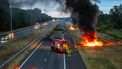 Boeren staken hooibalen langs snelwegen in brand tijdens boerenprotesten afgelopen week.