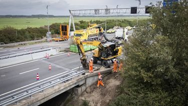 NIJKERK - Dronefoto van de Hardenbergerbrug. Een aannemer voert herstelwerkzaamheden uit bij de brug. Tijdens een inspectie bleek zand en grind te zijn weggespoeld rond de pijlers. Omdat Rijkswaterstaat de veiligheid van de constructie niet kan garanderen, werd de brug in beide richtingen afgesloten. JEROEN JUMELET / ANP