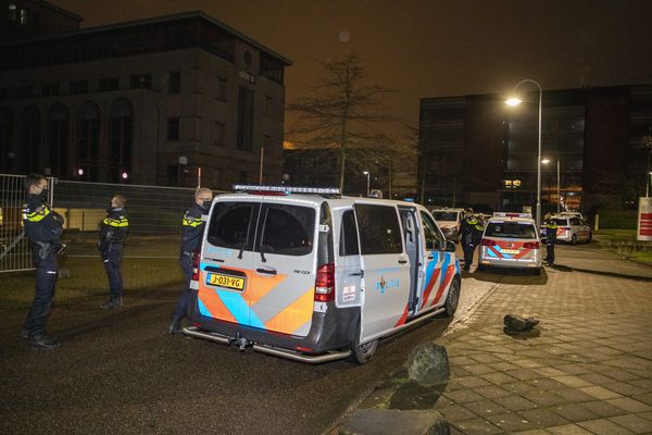 Een foto van politieauto's bij het illegale feest in Hoofddorp