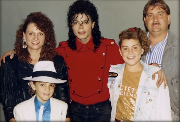 Micheal Jackson met Wade Robson en zijn familie. Foto: HBO