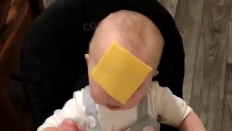 Bizarre nieuwe trend: kaas gooien op je kind