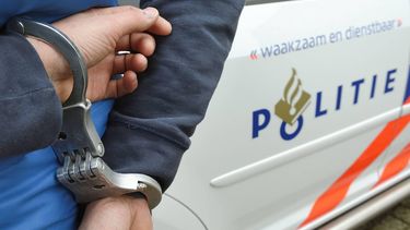 ILLUSTRATIE - Een arrestant wordt in de boeien geslagen. ANP  LEX VAN LIESHOUT