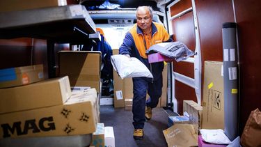 WESTZAAN - Medewerkers van PostNL aan het werk in een pakkettensorteercentrum. In aanloop naar Black Friday en de feestdagen is het druk bij de post- en pakketbezorger. ANP RAMON VAN FLYMEN
