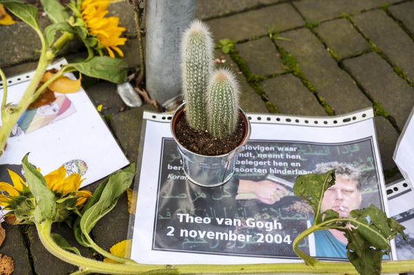 Minuut stilte bij herdenking Theo van Gogh