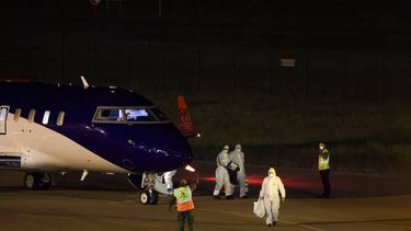 EINDHOVEN - Passagiers van een tweede evacuatievlucht vanuit Tenerife arriveren op Vliegbasis Eindhoven. In het, door Australië georganiseerde, vliegtuig zitten meerdere Australische, een Nieuw-Zeelandse en een Britse opvarende van het cruiseschip m/v Hondius dat getroffen is door een dodelijke uitbraak van het hantavirus. ROB ENGELAAR / ANP