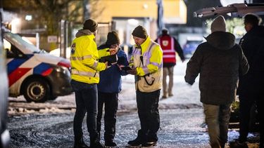 HELMOND - Leden van het Veteranen Search Team verzamelen op een parkeerplaats tijdens een zoektocht naar de 19 jaar oude Mick uit Helmond. De vermiste man heeft een verstandelijke beperking en is alleen gekleed in een korte broek en een t-shirt. ANP ROB ENGELAAR