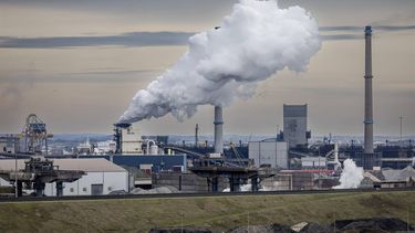 WIJK AAN ZEE - Meetapparatuur op een oude Duitse uitkijktoren in de duinen bij Wijk aan Zee. De metingen worden gedaan door Greenpeace en stichting Frisse Wind om de vervuiling van het nabij gelegen terrein van Staalfabriek Tata Steel in IJmuiden te onderzoeken. Het monitoren is gestart nadat omwonenden bezorgd waren over de eigen vervuiling cijfers van Tata. ANP ROBIN VAN LONKHUIJSEN