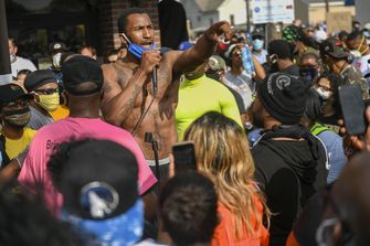 op de foto zie je een protestactie na een arrestatie van een zwarte man