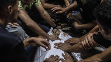 epa13110588 GRAPHIC CONTENT - Palestinians mourn over the body of former Hamas policeman Abed Almalek Abu Jobein at Al-Shifa hospital in Gaza City, 14 July 2026. At least seven Palestinians were killed in an Israeli attack on a police station in Jabalia, northern Gaza, according to the Gaza Health Ministry.  EPA/MOHAMMED SABER -- ATTENTION EDITORS: GRAPHIC CONTENT --