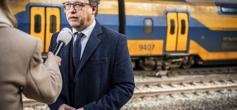 AMSTERDAM - Directeur Wouter Koolmees praat met journalisten na afloop van de presentatie van de jaarcijfers van de Nederlandse Spoorwegen (NS). ANP KJELL HOEXUM
