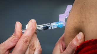 Race om coronavaccin: 'We staan schouder aan schouder'