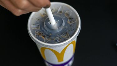 HUIS TER HEIDE - Cola van de McDonald's met een papieren rietje. De fastfoodketen heeft plastic rietjes afgeschaft, om plastic te kunnen besparen. ANP JEROEN JUMELET