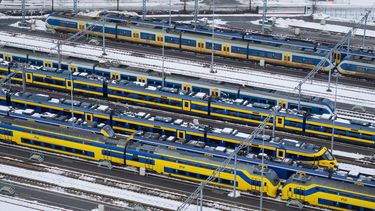 UTRECHT - Dronefoto van treinstellen op een opstelterrein van Prorail in Utrecht. Vanwege het aanhoudende winterse weer, heeft de NS de dienstregeling aangepast en rijden er minder treinen. ROBIN VAN LONKHUIJSEN / ANP