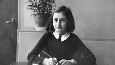 Een 12-jarige Anne Frank op school. Foto: AFP