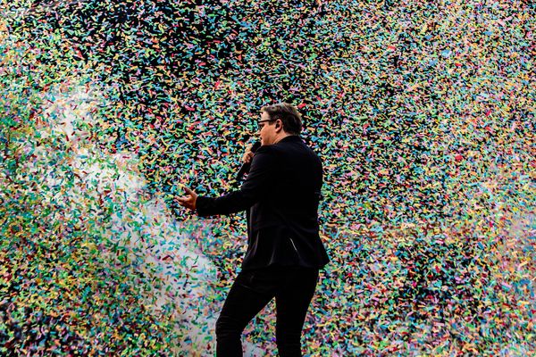Een foto van Guus Meeuwis in een storm van confetti