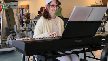 Deze mensen vieren kerst op een andere manier: van kinderen helpen in Nepal tot piano spelen in een revalidatiekliniek