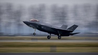 SCHIPHOL - Een F-35 tijdens landt tijdens een oefening. De Koninklijke Luchtmacht traint met vier F-35-gevechtsvliegtuigen en een transport- en tankvliegtuig vanaf Schiphol. ROBIN VAN LONKHUIJSEN / ANP