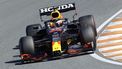Max Verstappen in actie tijdens de kwalificatie op het circuit van Zandvoort.