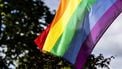 AMSTERDAM - Vlaggen aan woningen in aanloop naar de 26e editie van de Canal Parade. Tijdens de wereldberoemde botenparade, onderdeel van Queer en Pride Amsterdam, vieren lhbtiq+-ers hun vrijheid en vragen ze aandacht voor gelijkheid. ANP EVA PLEVIER