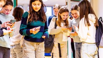 GELDERMALSEN - Leerlingen met mobieltjes op de middelbare school O.R.S. Lek en Linge. Sinds 1 januari 2024 geldt er een landelijk verbod op het gebruik van mobiele telefoons in de klas. ANP IRIS VAN DEN BROEK