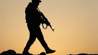 A member of the Popular Mobilization Forces patrols along the Iraqi-Syrian border in Al-Qaim, west of Iraq on January 23, 2026. The Iraqi government is focusing on its border security after days of fighting between Syrian government forces who have regained swaths of the Kurdish-controlled territory of northeastern Syria.
AHMAD AL-RUBAYE / AFP