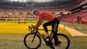 Wielrenner Bas fietst ‘even’ langs alle Eredivisiestadions