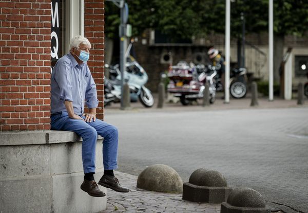 Een man met een mondkapje in Baarle-Nassau op de grens van Nederland en België