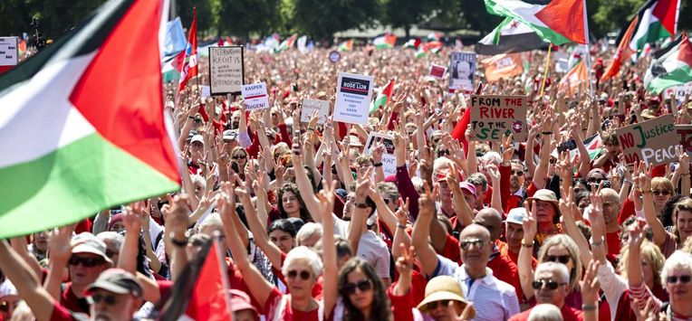 DEN HAAG - Actievoerders verzamelen op het Malieveld voor een demonstratie tegen het geweld in Gaza. Oxfam Novib, PAX, Amnesty International, Save the Children en Artsen zonder Grenzen eisen dat de demissionaire regering sancties tegen Israël oplegt. Het is de tweede keer in korte tijd dat de Rode Lijn-demonstratie wordt gehouden. ANP KOEN VAN WEEL