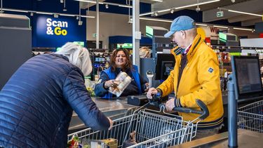 HUIZEN - Klanten bij de kassa van een Lidl supermarkt. DINGENA MOL / ANP