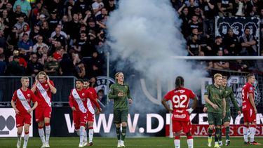 Een vuurwerkbom en de wedstrijd wordt gestaakt tijdens de Nederlandse Eredivisie wedstrijd tussen FC Utrecht en Go Ahead Eagles in stadion Galgenwaard op 15 augustus 2026 in Utrecht, Nederland. RONALD HOOGENDOORN / ANP