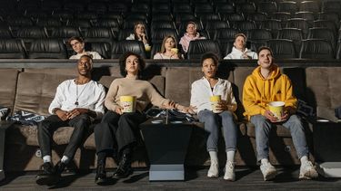 Waarom we zo graag naar enge films kijken (en wat dat over ons zegt)