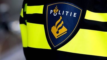 GRONINGEN - Politielogo op het operationeel uniform van een agent. Politie, politieagent. ANP  KOEN VAN WEEL