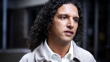 HAARLEM - Ali B verlaat de rechtbank na het horen van de strafeis. Het Openbaar Ministerie heeft een celstraf van drie jaar tegen de rapper geeist. De artiest wordt verdacht van vier zedenfeiten met drie vrouwen, onder wie een ex-kandidaat van The Voice of Holland en zangeres Ellen ten Damme. ANP RAMON VAN FLYMEN