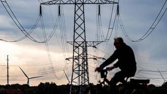 RILLAND -  Hoogspanningsmasten in het Zeeuwse landschap. Grote bedrijven in Zeeland kunnen voorlopig geen nieuwe stroomaansluiting krijgen. Het elektriciteitsnet is vol volgens netbeheerder Tennet. ANP JEFFREY GROENEWEG