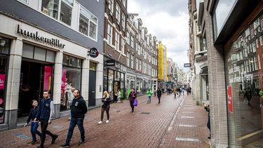 Anderhalve meter afstand in de Kalverstraat in Amsterdam | Foto: ANP