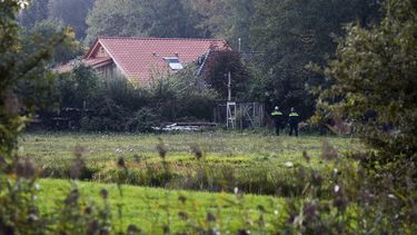 Politie doet onderzoek bij een boerderij aan de Buitenhuizerweg.