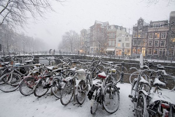 Ook de Amsterdamse grachten zien er extra sprookjesachtig uit met al dat wit. Foto: ANP