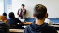 Leraar leraren docenten leerlingen onderzoek aantrekkelijke schoolprestaties kleding mobieltje mobiel verbod