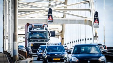 GORINCHEM - Vrachtwagens rijden over de Merwedebrug, ondanks een verbod op vrachtverkeer. Een controle wees uit dat de brug verzwakt is en Rijkswaterstaat doet 