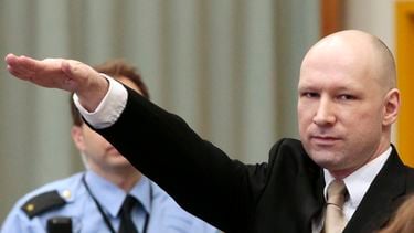 Anders Breivik brengt de Hitlergroet bij het begin van een proces waarin hij meer vrijheden probeert te krijgen. Foto: AFP