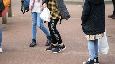 NIJMEGEN - Afghaanse kinderen komen aan bij een school. De vluchtelingen zijn met hun ouders tijdelijk opgevangen in Heumensoord en krijgen tijdelijk onderwijs in basisschool De Oversteek. ANP JEROEN JUMELET