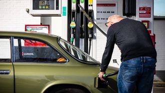 LOMMEL - Nederlandse automobilisten bij een tankstation net over de Belgische grens. De prijzen voor diesel en benzine zijn in Nederland flink gestegen door de oorlog in het Midden-Oosten. In de buurlanden liggen de prijzen lager. ROB ENGELAAR / ANP